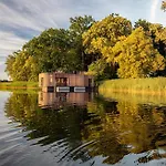 Water Hideout - Floating Secret Spot In Mazury Úszó hotel