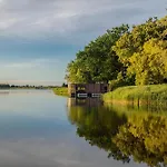 Úszó hotel Water Hideout - Floating Secret Spot In Mazury *